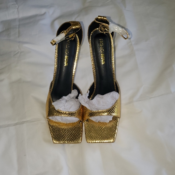 Fashion Nova Shoes Gold Fashion Nova Heel Size 1 Poshmark